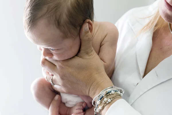 Niño Recién Nacido Mirando Lado Mantenido Por Enfermera Uniforme Blanco — Foto de Stock