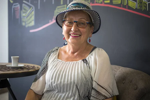 Kafe yerde kahve içme zarif yaşlı kadın