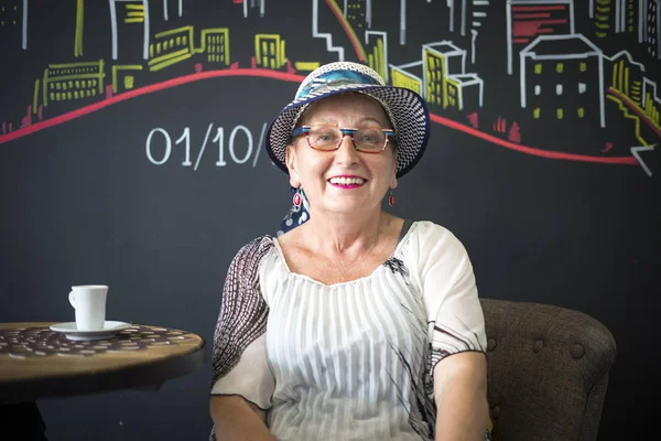 Kafe yerde kahve içme zarif yaşlı kadın