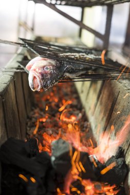 Büyük altın balık kömüre restoranda Barbekü ızgara