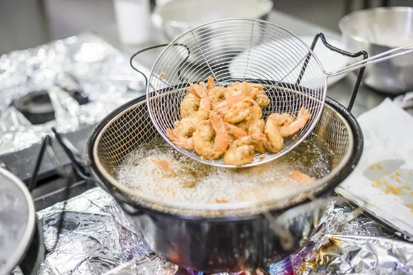 油炸虾刚从煎锅的深层油中取出 — 图库照片
