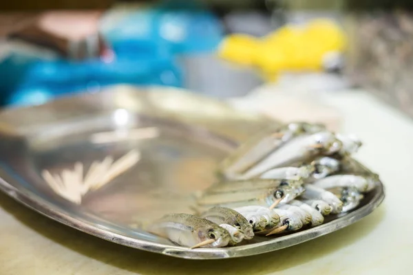 小凤尾鱼的牙签放在银托盘在餐厅 — 图库照片