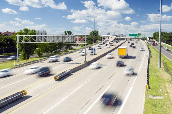 Autos Bewegung Auf Breiter Asphaltstraße Mit Verkehrsschildern — Stockfoto