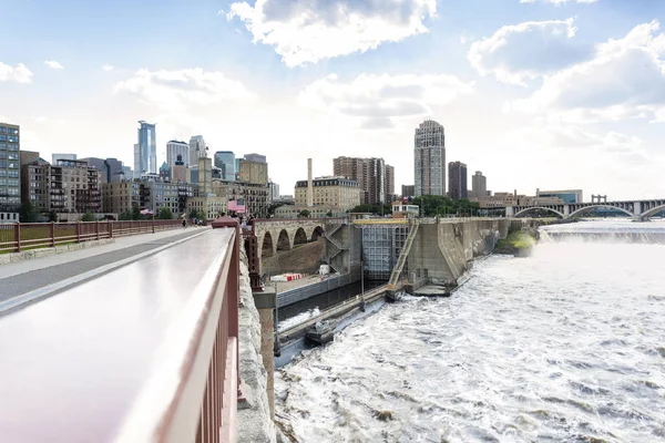 Minneapolis Downtown Převzata Kamenného Oblouku Mostu Přes Mississipi — Stock fotografie