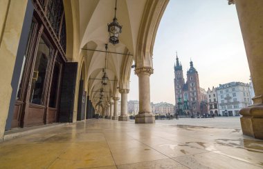 Pazar Meydanı ile yerler olarak kumaş'ın Hall ve Mary Kilisesi, Krakow, Polonya