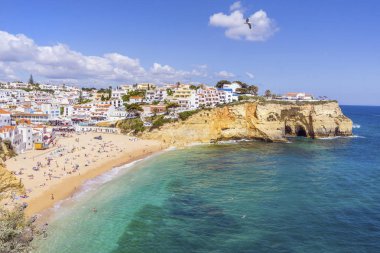 Atlantik Okyanusu tarafından geniş kumlu plaj renkli evler ile güzel Carvoeiro