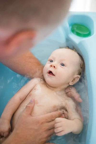 Father Giving Bath Small Baby Boy — Stock Photo, Image