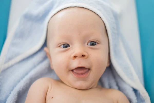 Lycklig Pojke Med Blå Ögon Söt Blå Handduk — Stockfoto