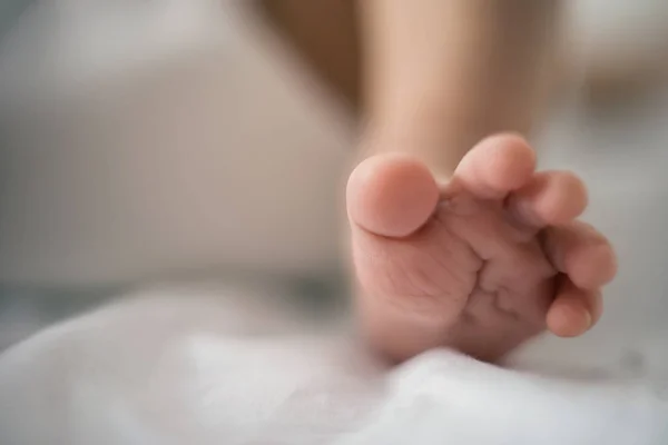Primer Plano Los Pies Izquierdos Del Bebé Recién Nacido — Foto de Stock