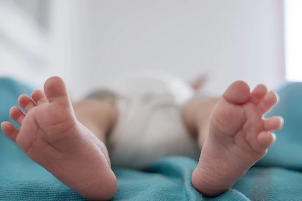 Cute Feet Splayed Toes Newborn Baby Blue Blanket — Stock Photo, Image