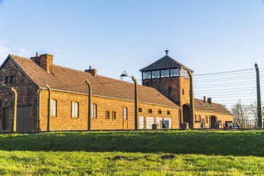 Ana giriş binası Auschwitz Birkenau'da toplama kampı, müze günümüzde, Polonya