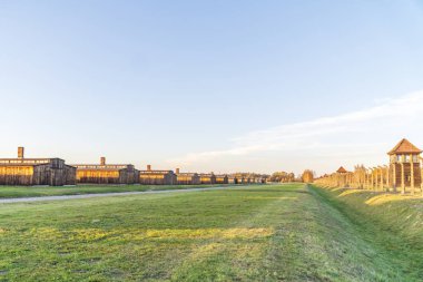 Auschwitz-Birkenau toplama kampı, Polonya ahşap barakalarda bol çevreleyen çit
