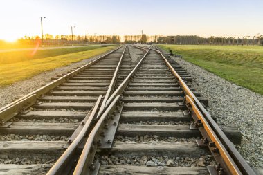 Gün batımında, Polonya demiryolu parça Auschwitz Birkenau'da toplama kampı
