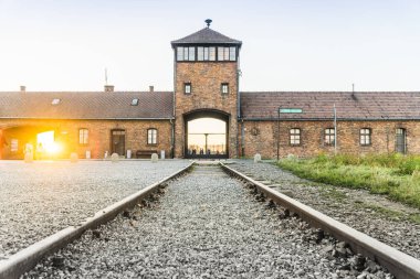 Kampın girişinde Auschwitz Birkenau'da konsantrasyon, müze günümüzde, Polonya için önde gelen demiryolu