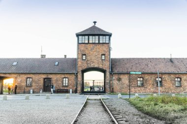 Kampın girişinde Auschwitz Birkenau'da konsantrasyon, müze günümüzde, Polonya için önde gelen demiryolu
