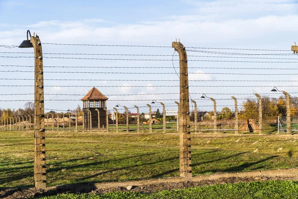 Забор Колючей Проволоки Сторожевой Башней Вокруг Концентрационного Лагеря Аушвице Биркенау — стоковое фото