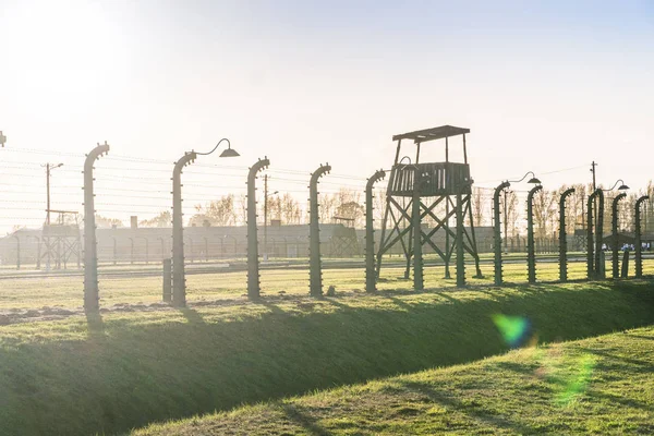 Cerca Alambre Púas Con Torre Vigilancia Que Rodea Campo Concentración — Foto de Stock