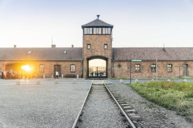 Kampın girişinde Auschwitz Birkenau'da konsantrasyon, müze günümüzde, Polonya için önde gelen demiryolu