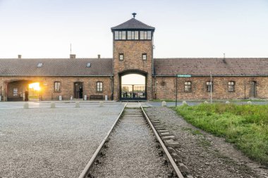 Kampın girişinde Auschwitz Birkenau'da konsantrasyon, müze günümüzde, Polonya için önde gelen demiryolu