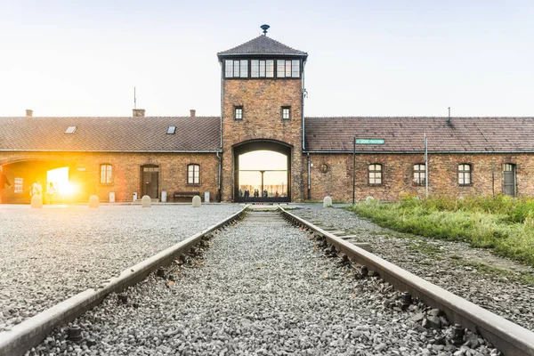 Železnice Vede Hlavnímu Vchodu Rezortu Auschwitz Birkenau Koncentračního Tábora Muzeum — Stock fotografie