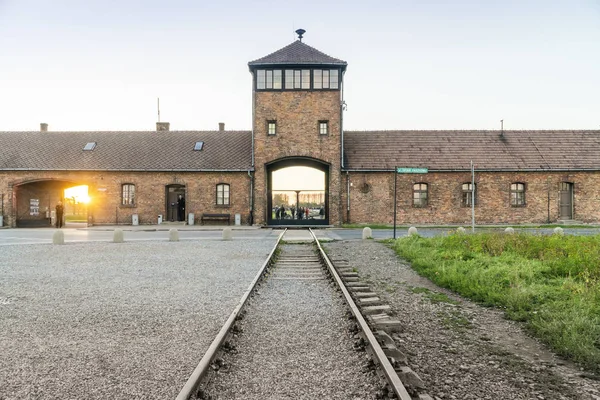 Ferrocarril Que Conduce Entrada Principal Del Campo Concentración Auschwitz Birkenau —  Fotos de Stock