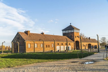 Ana giriş binası Auschwitz Birkenau'da toplama kampı, müze günümüzde, Polonya