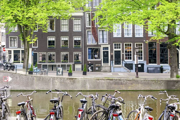 Bicicletas Junto Canal Con Casas Árboles Otro Lado Amsterdam Holanda —  Fotos de Stock