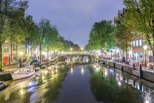 Güzel Kanal Tekneleri Bisiklet Gece Sokakta Amsterdam Hollanda — Stok fotoğraf
