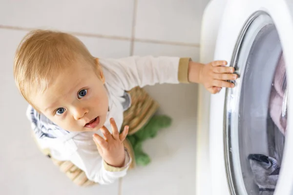 Baby Boy Interested Cycles Washing Machine Doing Laundry — Stock Photo, Image