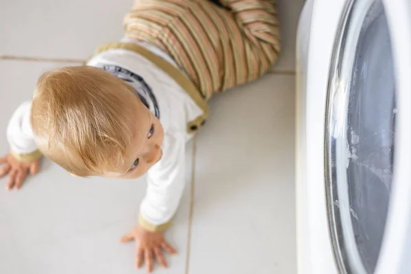 Baby Boy Interested Cycles Washing Machine Doing Laundry — Stock Photo, Image