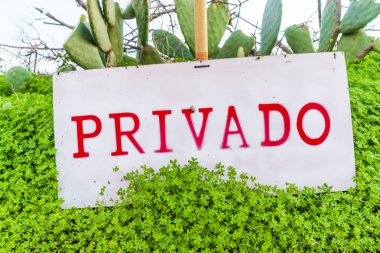Ne İspanyolca ve Portekizce Tercüme PRIVADO işaret özel canlı yeşil bitkiler tarafından çevrili, anlamına gelir.