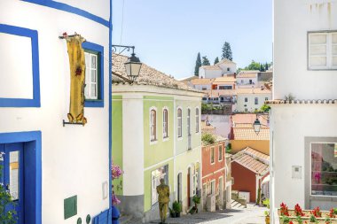 Pitoresk Monchique, Algarve, Portekiz Portekizli küçük evlerin renkli cephe sistemleri