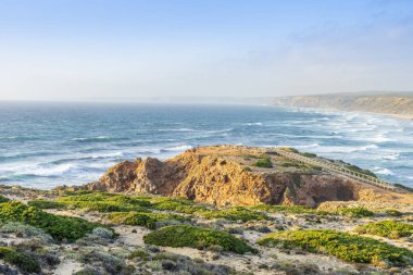İnanılmaz güzel vahşi Praia da Bordeira, Carrapateira, Algarve, Portekiz 'in hemen yanında.