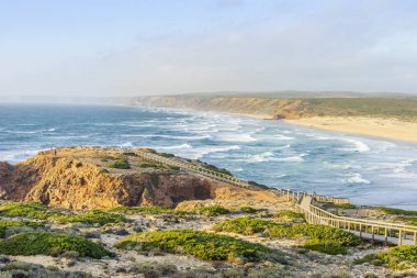 İnanılmaz güzel vahşi Praia da Bordeira, Carrapateira, Algarve, Portekiz 'in hemen yanında.
