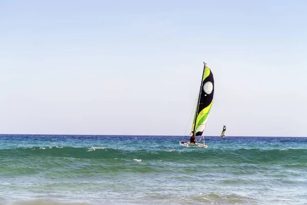 Dois catamarãs na costa de Fuerteventura, Península de Jandia, Espanha — Fotografia de Stock