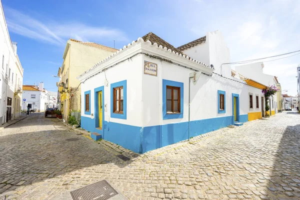 アルガルヴェ地方、Portuga の白と青の伝統的なポルトガルのゲストハウス — ストック写真
