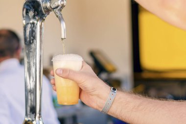 Taze bira self servis Bar - tüm dökülen adam (dahil) 