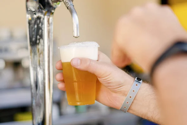 Hombre vertiendo cerveza fresca en el bar de autoservicio - con todo incluido —  Fotos de Stock