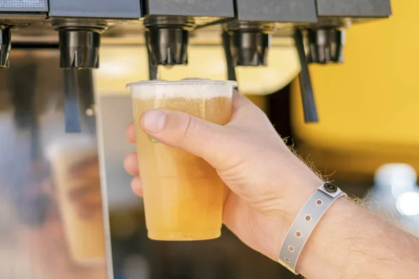 Hombre vertiendo bebida fresca en el bar de autoservicio —  Fotos de Stock
