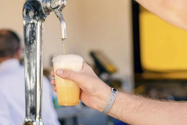 Hombre vertiendo cerveza fresca en el bar de autoservicio - con todo incluido —  Fotos de Stock