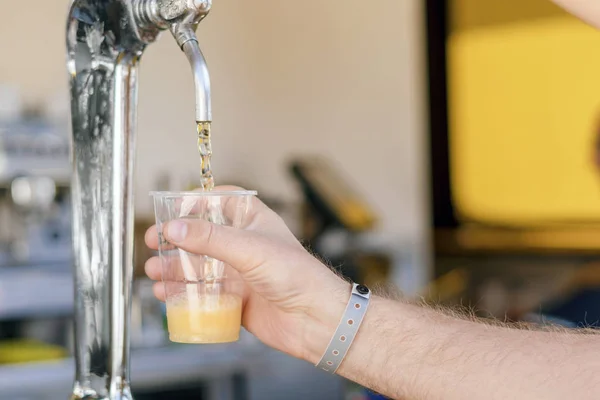 Homme versant de la bière fraîche dans un bar libre-service - avec tout compris — Photo