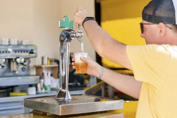 Uomo che versa birra fresca nel bar self service - con tutto incluso — Foto Stock