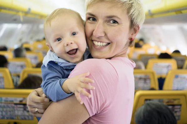 Mãe com seis meses de idade menino no avião — Fotografia de Stock