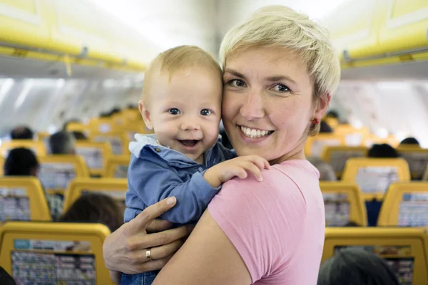 Mãe com seis meses de idade menino no avião — Fotografia de Stock