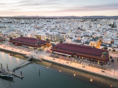 Olhao Ria Formosa, Algarve, Portuga tarafından iki pazar binaları ile