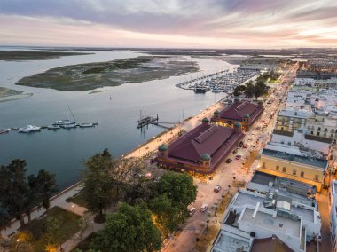 Olhao Ria Formosa, Algarve, Portuga tarafından iki pazar binaları ile