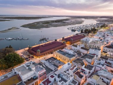 Olhao Ria Formosa, Algarve, Portuga tarafından iki pazar binaları ile