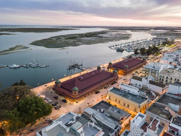 Olhao con dos edificios de mercado por Ria Formosa, Algarve, Portuga —  Fotos de Stock