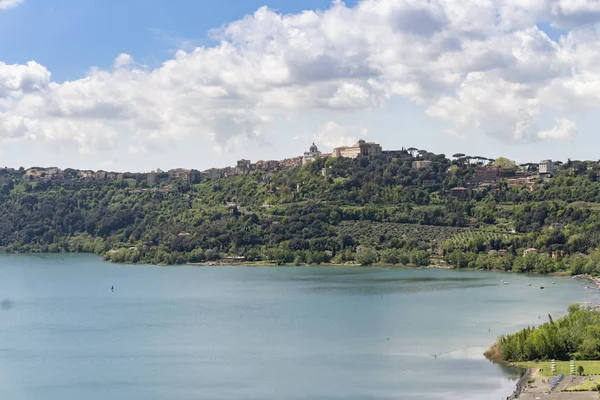 Город Кастель Гандольфо, расположенный на берегу озера Альбано, Лампедуза, Италия — стоковое фото
