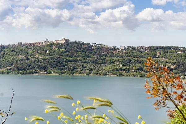 Castel Gandolfo Town gelegen aan Albano Lake, Lazio, Italië — Stockfoto